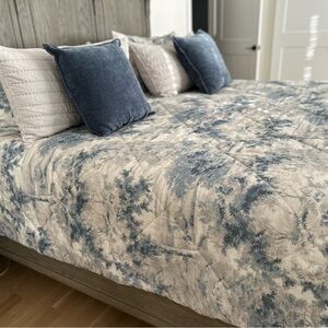 Pottery Barn - Jardin Toile Comforter & Shams King Size - like new